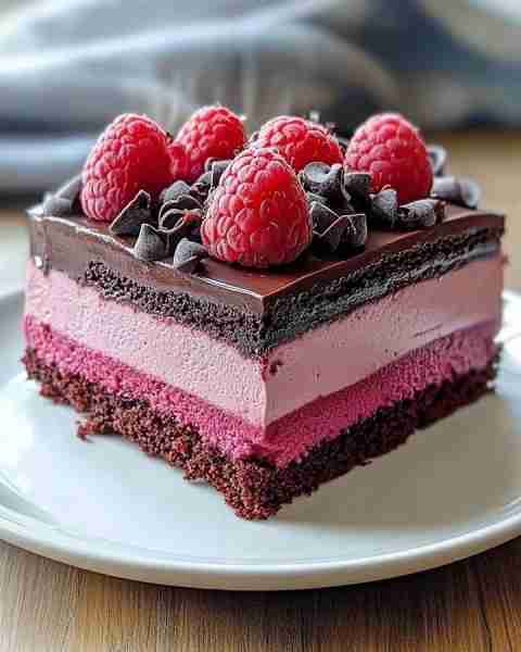 🍫🍓 Chocolate Raspberry Mousse Cake 🍓🍫 📝 Ingredients: Chocolate Cake Base: 1 cup 🌾 all-purpose...