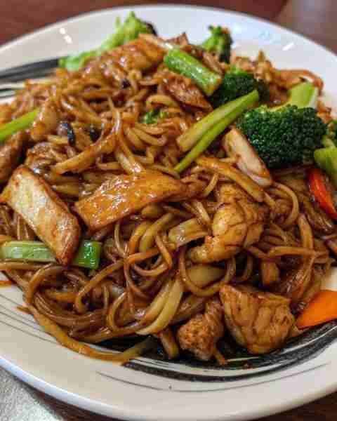 Garlic Chicken Lo Mein Ingredients: For the Chicken: 2 boneless, skinless chicken breasts, cubed 1 t...