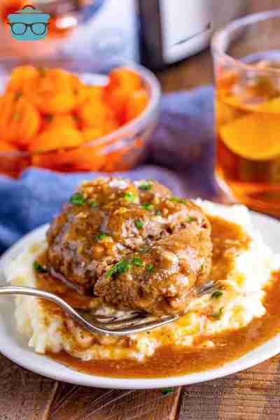 SLOW COOKER SALISBURY STEAK---> https://www.thecountrycook.net/slow-cooker-salisbury-steak/ This din...