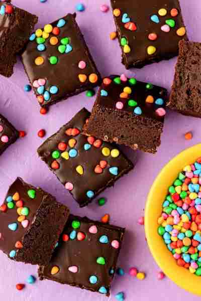 No corn syrup, no worries—just pure chocolatey goodness topped with colorful, dye-free candies! 🍫🍭...