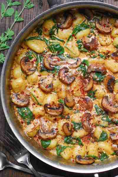 Creamy Spinach and Mushroom Gnocchi with Garlic Smoked Paprika Sauce (One-Pan, 20 Minutes).🥬🍄‍🟫