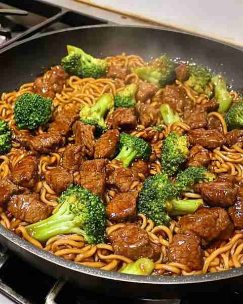 Epic Beef & Broccoli Noodles Stir-Fry 🍜🥦 Prep Time: 10 minutes Cook Time: 15 minutes Servings: 3–4...
