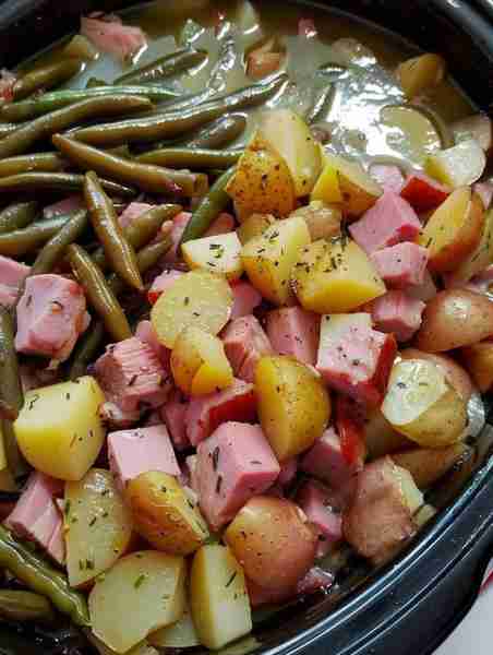Crockpot Ham, Green Beans and PotatoesIngredients: 1 pound of boneless ham, cut into bite-sized piec...