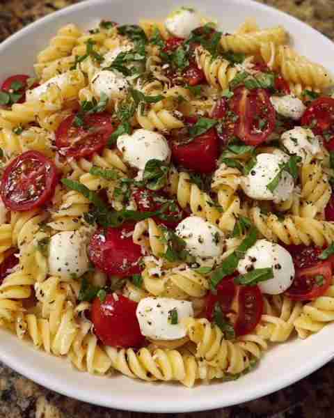 Caprese Pasta Salad Ingredients: Pasta: 12 oz (typically penne or fusilli) Cherry Tomatoes: 2 cups,...