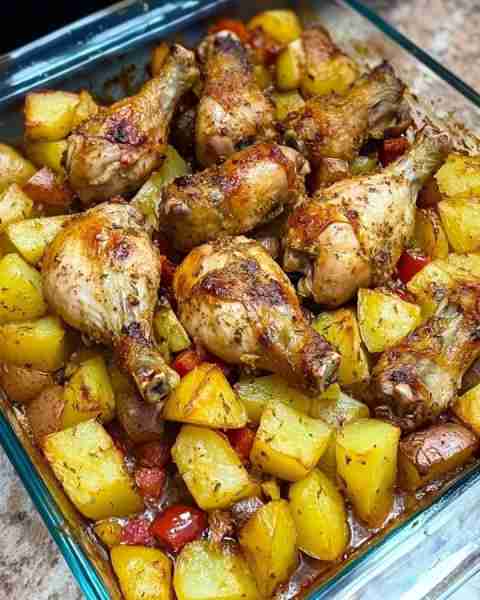 🍗 Roasted Herb Chicken Drumsticks & Potatoes Bake 🥔🌿🔥 Prep Time: Quick Cooking Time: Moderate to...