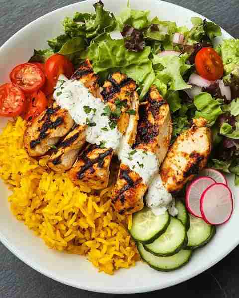 🌞 Fresh Grilled Chicken Salad Bowl with Turmeric Rice & Herb Yogurt Sauce 🍗🥗 Prep Time: 20 minute...