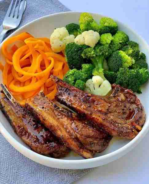 🍽️ Honey-Garlic Lamb Chops with Steamed Veggies Ingredients: For the lamb chops: 4 lamb chops 2 tbsp...