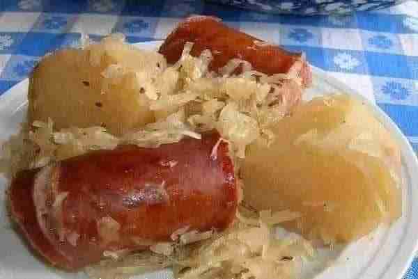 DOES ANYONE HERE ACTUALLY STILL EAT Polish sausage , Sauerkraut and potatoes 😋😍 The article is in...