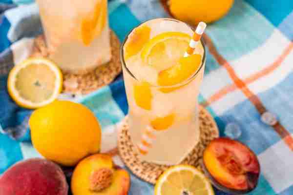 🍋🍹 This Peach Lemonade is the perfect drink to enjoy with dinner or while watching the kids play i...