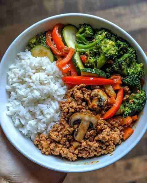 🥢 Savory Ground Beef Stir-Fry Bowl with Veggies & Rice 🍚🥦🍄 Prep Time: 15 minutes Cook Time: 20 m...
