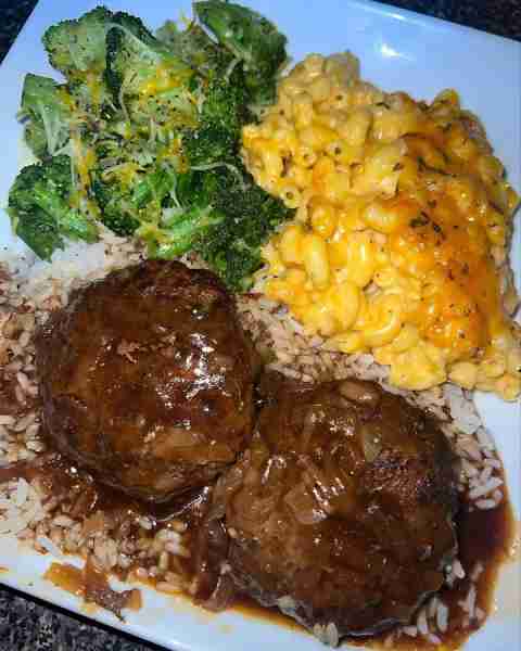 A soulful plate that hits all the right spots! 🍽️ Juicy smothered meatballs over rice, creamy mac &...
