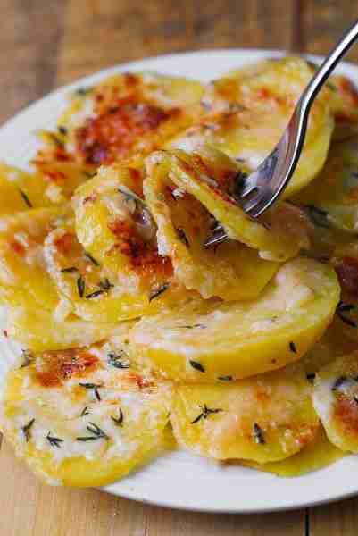 Easy Scalloped Potatoes with Garlic, Thyme, and Parmesan cheese.🧡🧡