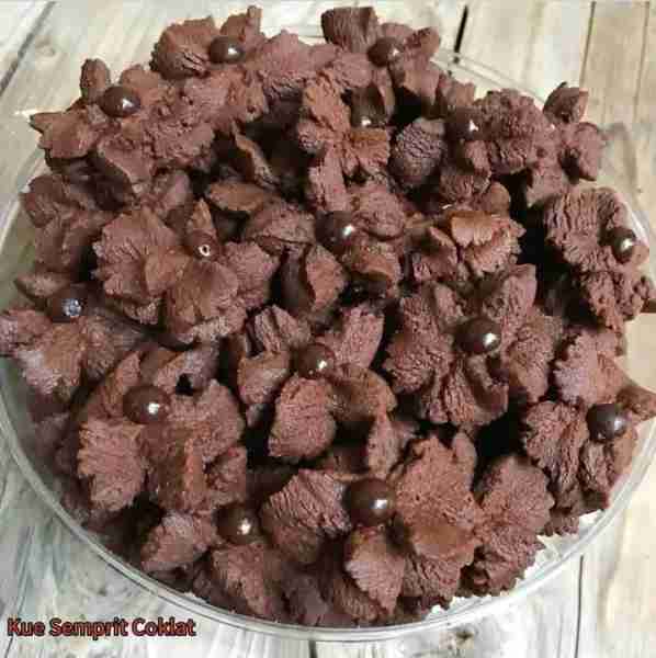 Resep kue Semprit Coklat Bahan: - 300 gr margarin - 350 gr tepung teriguprotein rendah - 50 gr cokla...