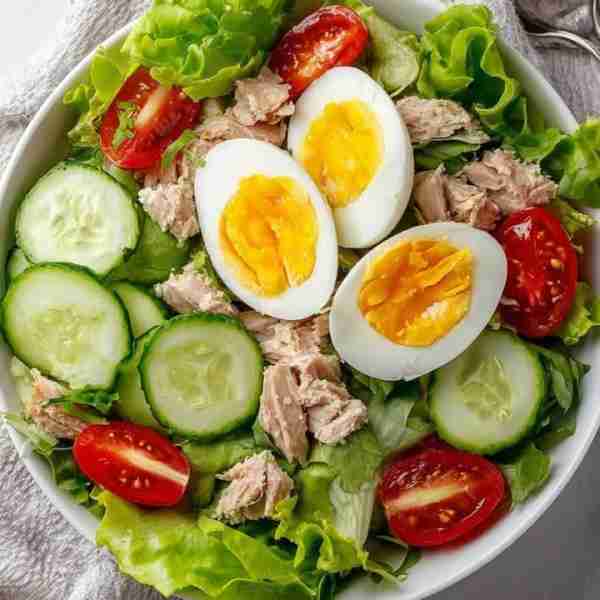 🥗 Tuna & Egg Salad Ingredients: 🥬 2 cups lettuce leaves, washed and chopped 🐟 1 can tuna (in wate...
