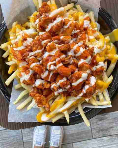 🍟 French Fries with White Sauce & Spicy Devilled Chicken Ingredients: - French fries (fried or oven...