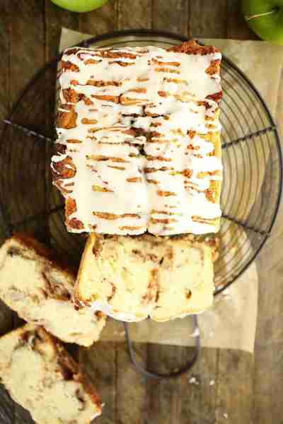 This Apple Fritter Bread recipe combines all the flavors of the classic fried apple fritter in a sim...