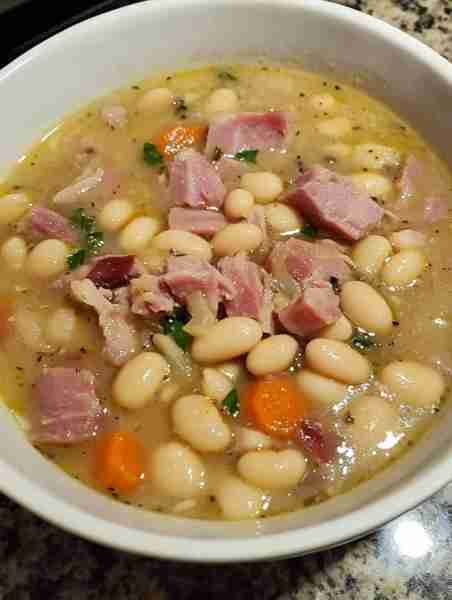 Ham and White Bean Soup - Don't LOSE this Recipe 😋 Ingredients 1 medium stalk celery, sliced 4 clov...