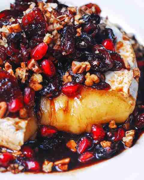 🍂 𝐓𝐇𝐀𝐍𝐊𝐒𝐆𝐈𝐕𝐈𝐍𝐆 𝐁𝐀𝐊𝐄𝐃 𝐁𝐑𝐈𝐄 with Dried Cranberries, Pecans, Honey-Balsamic Sauce, and Pomegranate See...