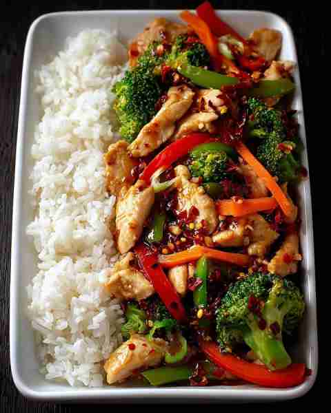 🔥 Spicy Garlic Chicken Stir-Fry with Veggies & Rice 🍗🥦🌶️ Prep Time: 15 minutes Cook Time: 15 minu...