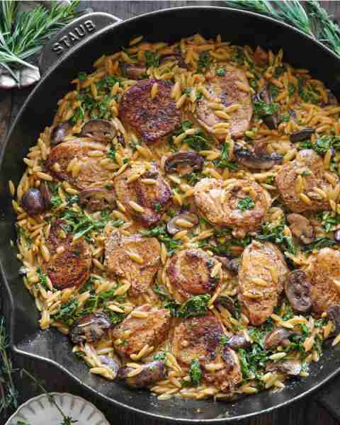 𝟑𝟎-𝐌𝐢𝐧𝐮𝐭𝐞 𝐎𝐍𝐄-𝐏𝐀𝐍 Creamy Pork Tenderloin Medallions with Orzo, Spinach, and Mushrooms. 𝐓𝐡𝐞 𝐛𝐞𝐬𝐭 𝐰𝐚𝐲...