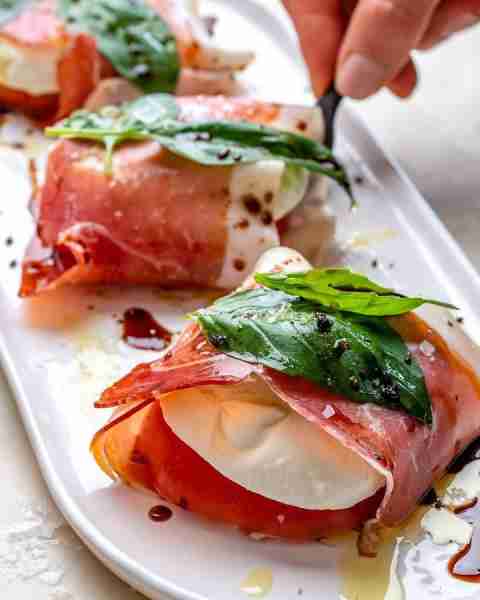 Prosciutto Wrapped Caprese Bites If you’re looking for a really SIMPLE, yet completely BEAUTIFUL app...