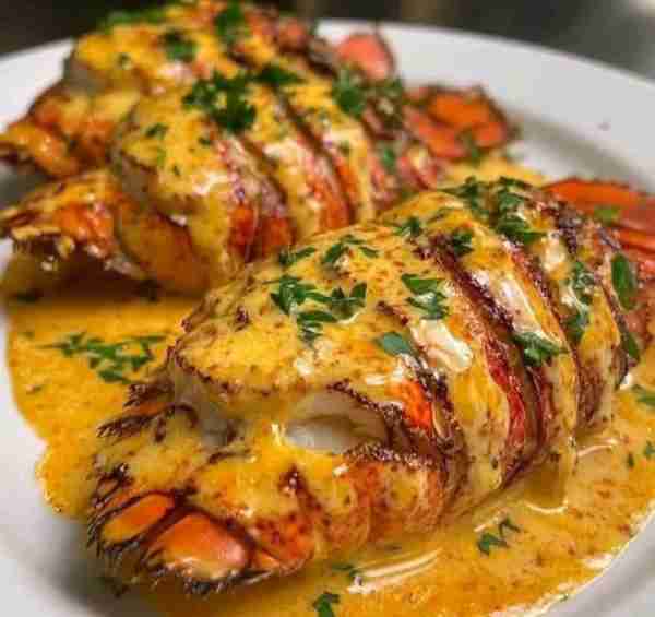 🦞 Grilled Lobster Tails with Creamy Garlic Butter Sauce 🧾 Ingredients For the Lobster Tails: 2–4 l...