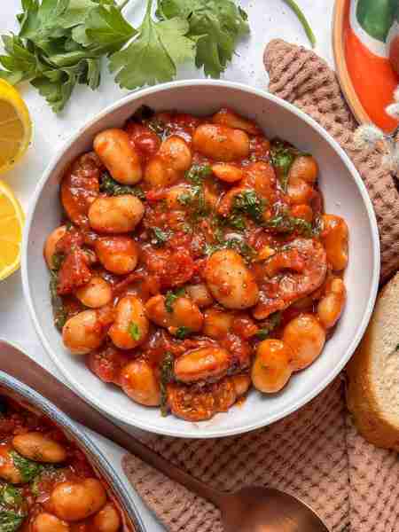 Butter bean and chorizo stew 😍 The perfect hearty and healthy one-pot dinner for the cold and rainy...