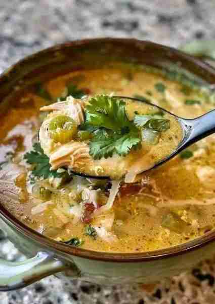 Green Chicken Enchilada Soup 🌿🍲 Ingredients: - 1 tablespoon olive oil - 1 medium onion, diced - 3...