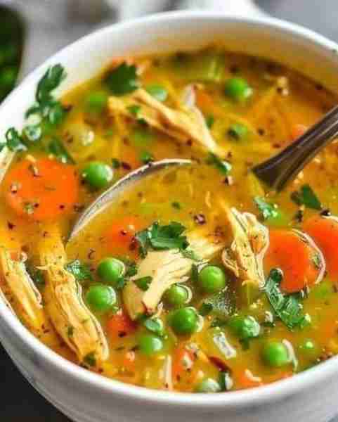 🥣 Quick Anti-Inflammatory Chicken Soup Ingredients: 2 tbsp olive oil 1 onion, chopped 3 garlic clov...