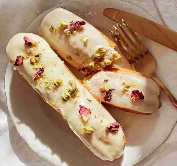 🍰✨ Vanilla Éclairs: Creamy Delight in Every Bite! 🍦💫 Get ready to indulge in these classic Vanil...
