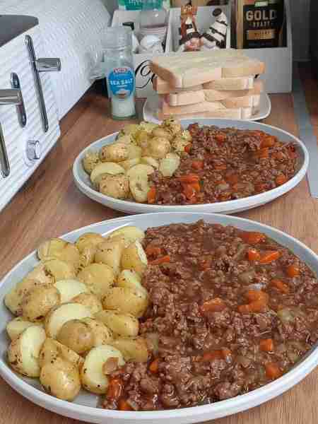 Mince, carrots & onion with potatoes! And some bread & butter by Luke C
