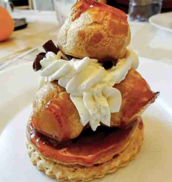 🎂 Saint-Honoré Cake Recipe A French patisserie classic with caramel-glazed choux, a crisp tart base...