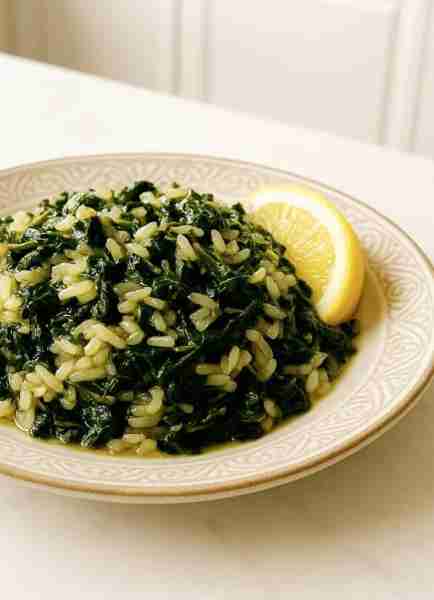 Comfort food the Greek way! Spanakorizo — a simple yet soul-warming dish of spinach, rice, fresh her...