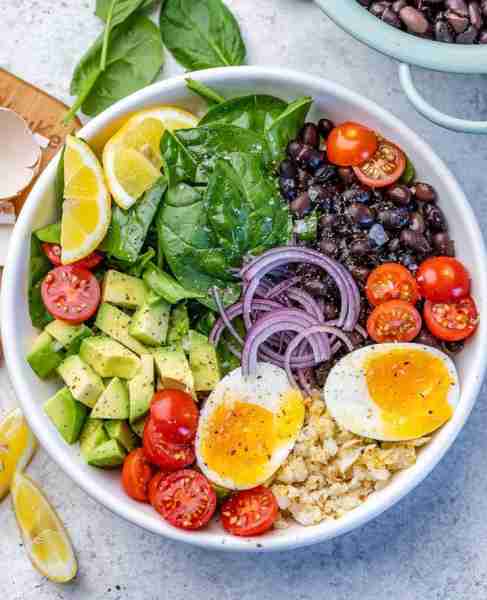 Our Quick Grain-Free Lunch Bowls have all the good things! 🥗🍅🥑 Our Grain-Free Lunch Bowls packed...