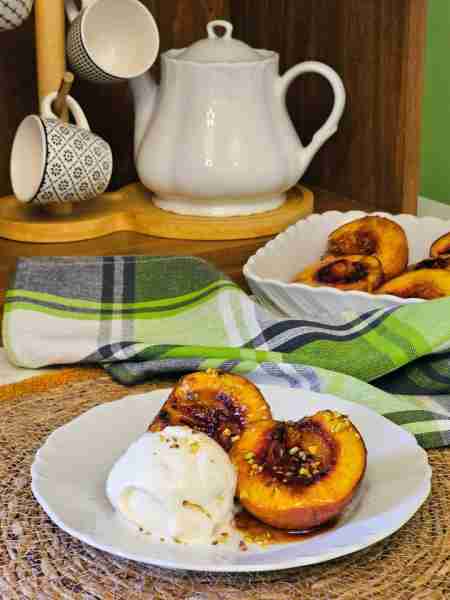 🍑 BAKED PEACHES 🍑 Baked peaches are so delicious and easy - Coated with butter, cinnamon, nutmeg,...