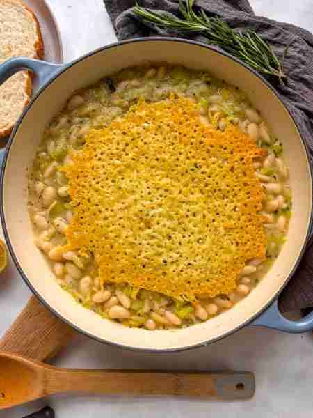 Gorgeously simple cheesy beans and leeks - a one-pot, 20 minute vegetarian meal that's perfect serve...