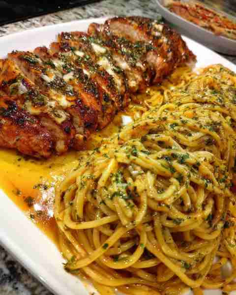 Garlic Herb Mozzarella Chicken with Creamy Spaghetti Cheddar Cream Ingredients: 1 ½ lbs boneless, sk...