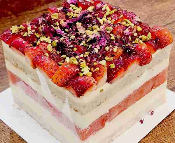 🍓 Strawberry Cream Two-Layer Square Cake A light, fluffy vanilla cake layered with fresh strawberri...