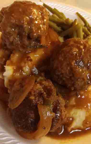 Smothered Meatballs over Mashed Potatoes, Green Beans 🍽😋