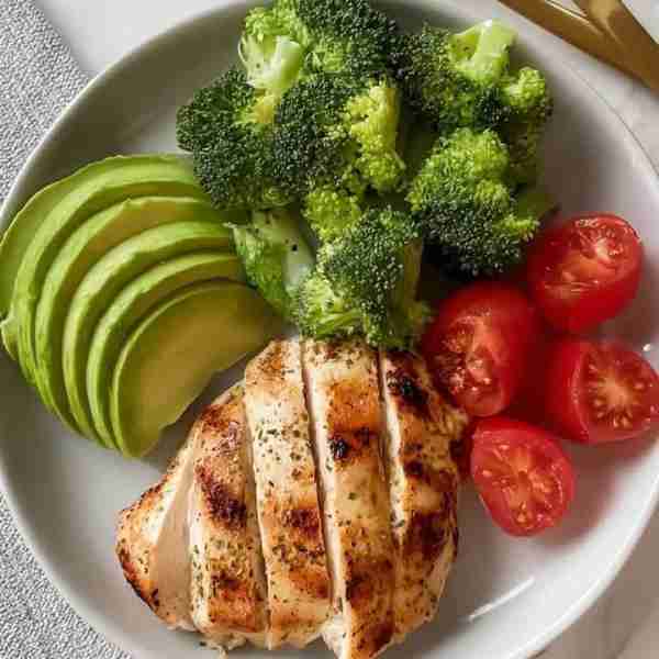 🍗🥑 Healthy Grilled Chicken with Avocado, Broccoli & Tomatoes Ingredients: 🍗 1 chicken breast, gri...