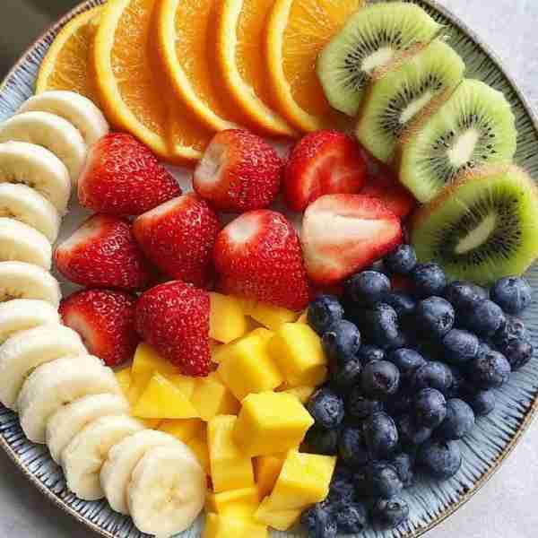 Fresh & Vibrant Fruit Platter Ingredients: 🍊 Orange slices 🍌 Banana slices 🍓 Strawberries (halved...