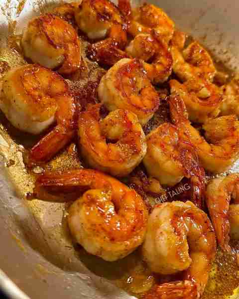 Honey Garlic Shrimp 😋 My Quick Finger Licking Delicious #recipe 🔥 Place 1 pound thawed peeled deve...