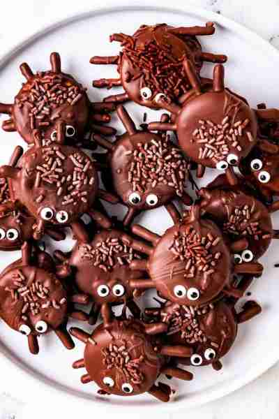 👀 🕷️ Easy Halloween Chocolate Spiders made with Ritz Crackers, pretzel sticks, candy eyes, peanut b...