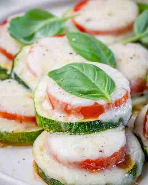 Hosting a little weekend party? Make some Skillet Zucchini Margherita Pizza Bites for your appetizer...