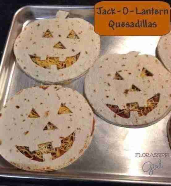 How cute are these Jack-O’-Lantern Quesadillas?! 🎃🧀 A fun, festive, and kid-approved Halloween din...