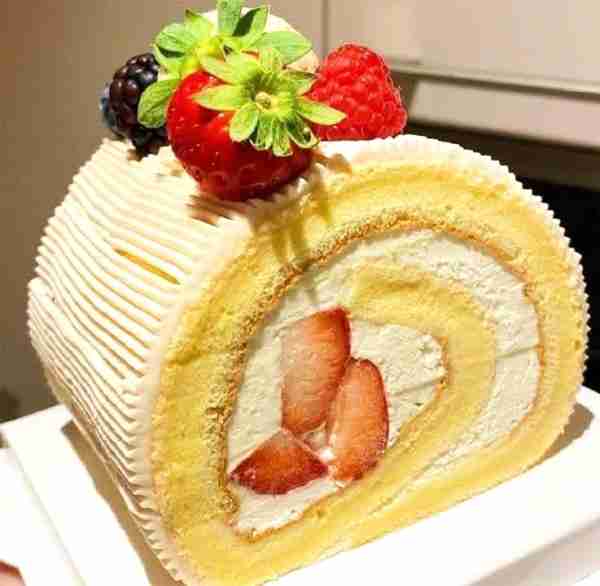 🍰 Basic Cake Roll Components: 1 Sponge Cake – Thin, flexible cake baked in a sheet pan so it can be...