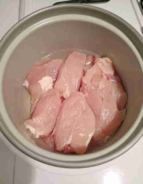 Drop chicken in the slow cooker. Just 2 ingredients for this unreal flavor. Full recipe 👇 💬