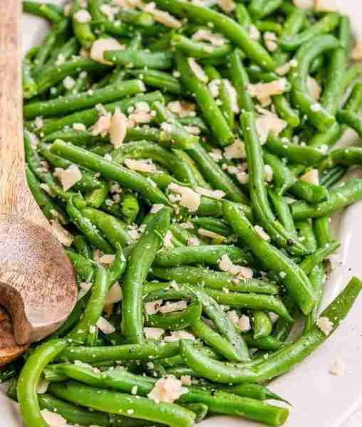 Garlic Parmesan Green Beans A delicious and nutritious side dish that’s bursting with fresh flavor!...