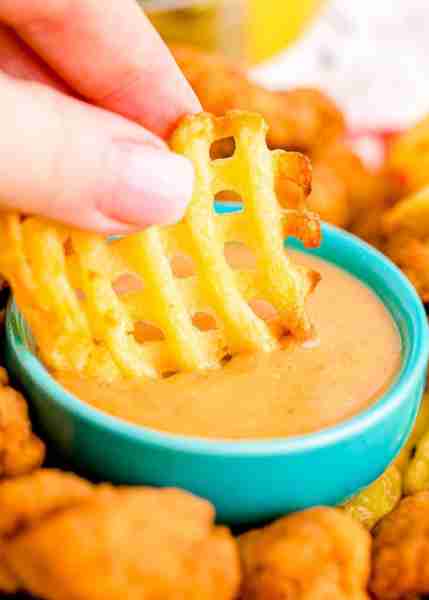 🍯🍟 Just mix together honey, mayonnaise, BBQ sauce, and a few more pantry staples and you'll have t...