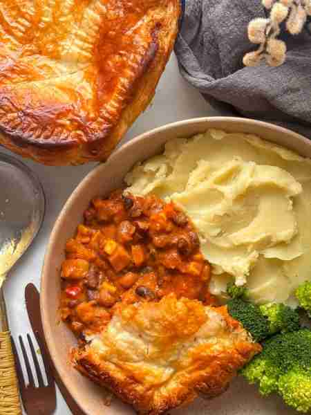 My veggie Chilli Bean Pie 😍 Packed with veg, mixed beans, and a fiery chipotle sauce mixed with che...